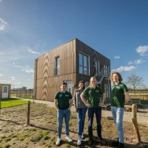 Studenten TU Eindhoven ronden bouw van zeer duurzame sociale huurwoningen af